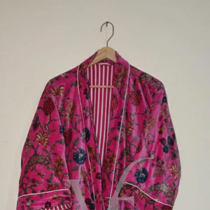 ชุดกิโมโนผ้ากำมะหยี่พิมพ์ลายดอกไม้สุดหรูสำหรับผู้หญิง ชุดลำลองฤดูร้อนที่เป็นมิตรกับสิ่งแวดล้อม ระบายอากาศได้ดี พร้อมลวดลายดอกไม้แบบดั้งเดิม - Product Image 1