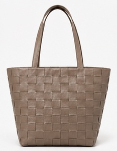 Sac fourre-tout d'épaule de luxe fait main en cuir véritable tressé couleur unie pour femme, idéal pour l'été et la plage, en polyester de qualité supérieure - Product Image 1