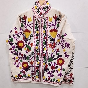 Veste en coton blanc de style cachemire faite à la main pour femmes, broderie florale, vêtements d'extérieur de créateur - Product Image 3