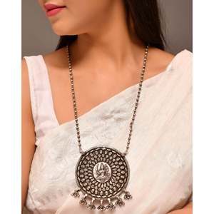 Collier long en argent avec pendentifs et breloques Meera Jaipur Kaali - Product Image 2