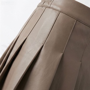 Mini-jupe plissée en similicuir pour femme, taille élastique, couleur unie brillante, à porter toute l'année - Product Image 5