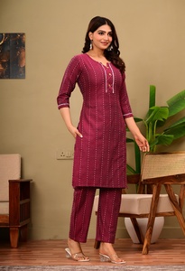 Conjunto de Kurta y Pantalón Estampado Color Granate para Mujer, Vestido Étnico Tradicional y Elegante - Product Image 5