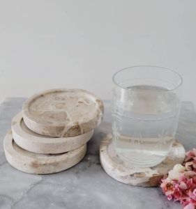 Ensemble de sous-verres élégants en travertin pour la présentation des tables de restaurant, les décorations de mariage et la planification d'événements - Product Image 2