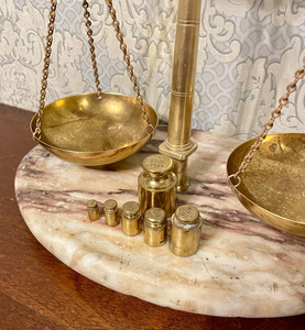 Báscula de Balanza de Latón Antiguo con Base de Mármol y Platos Colgantes, Balanza de Viga de Latón Vintage con Pesas de Precisión, Clásica - Product Image 3