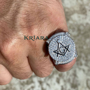 แหวนค็อกเทลผู้ชายทองคำ 18K ประดับโมอิสซาไนต์ทรงกลมเจียระไนแบบเหลี่ยม ฝังแบบพาเว่ ดีไซน์ทรงเรขาคณิต - Product Image 1
