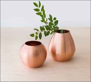 Magnifique pot de fleurs moderne en métal doré avec support en fer noir, pot de fleurs décoratif d'intérieur, support en fil métallique pour la décoration de la maison - Product Image 4