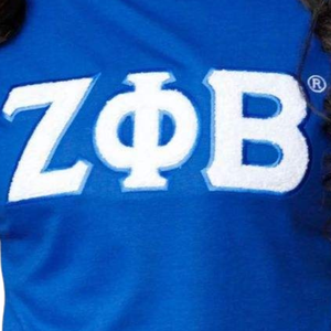 เสื้อยืดแขนสั้นผ้าฝ้ายสีน้ำเงินทรงปกติ คอกลม สำหรับผู้หญิง Zeta Phi Beta Chenille 1920 รุ่นลำลอง 1920 - Product Image 6
