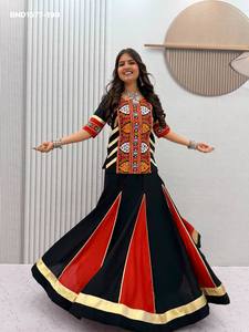 Ropa para festivales: Lehenga acampanada estilo Kali de algodón puro multicolor con trabajo estilo Gamthi y blusa con abertura lateral larga. Proveedor indio. - Product Image 5