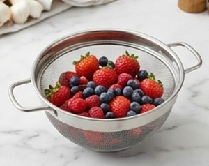Élégant passoire en acier inoxydable fait main avec maille fine et doubles poignées pour la cuisine – Essentiels classiques de la cuisine - Product Image 3