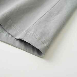 Fabricant professionnel, personnel spécialisé dans la fabrication de t-shirts de haute qualité. T-shirt personnalisé 100% polyester, couleur gris, sublimation. - Product Image 3