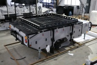 Caravane de luxe tout-terrain pliable avec tente gonflable et cuisine coulissante