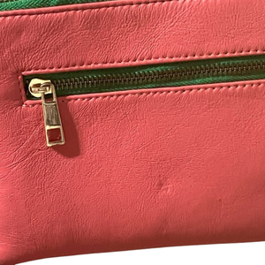 Bolso Bandolera de Cuero AKA Sorority con Emblema Grabado, Bolso de Hombro de Piel Sintética Rosa y Verde, Bolso de Moda - Product Image 5