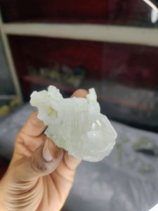 Apophyllite verte naturelle avec spécimen minéral de Stilbite, formation de géode irrégulière, décoration intérieure et collection, provenant du Maharashtra - Product Image 2