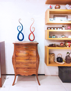 Élégantes armoires de rangement en teck de style néo-classique européen avec 5 tiroirs pour salon - Design durable - Product Image 5