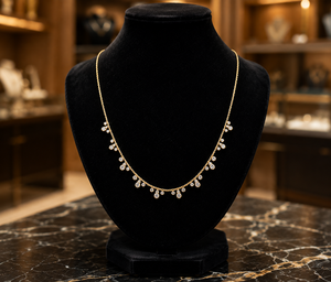 Collar con colgante de hoja de diamante cultivado en laboratorio en oro amarillo - Product Image 1