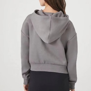 Sudadera Corta de Forro Polar con Estampado Elegante para Invierno, con Cuello Alto y Logotipo Frontal, Estilo Moderno para Mujer, Marca Privada - Product Image 4