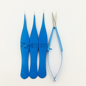 Pinzas y tijeras para cejas RMI de nuevo diseño, con punta afilada, recubrimiento en polvo azul y punta plateada. - Product Image 1