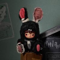 Pendentif Peluche Officiel Pop Mart Hirono Little Hare 23cm (9 pouces) Porte-clés Jouet Doux PVC ABS Breloque de Sac Cadeau pour Fans