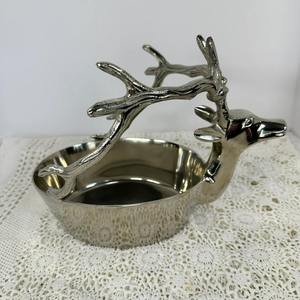 Bol décoratif en argent fini miroir avec motif tête de renne, parfait pour la décoration saisonnière, le style festif et les cadeaux - Product Image 1