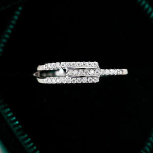 Bague de Fiançailles Classique Triple Bande Pavée en Argent Sterling 925 avec Moissanite et Diamant, Idéale pour les Fêtes et Cadeau pour Femme - Product Image 6