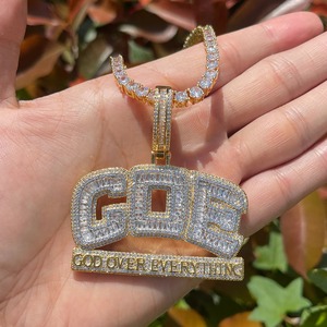 Pendentif Couronne avec Incrustation de Moissanite Plaqué Or 22 carats Charme Hiphop Unisexe - Product Image 2
