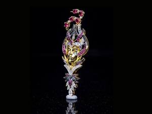 Pendentif de luxe en or 18 carats avec rubis et diamants, breloque à thème, cadeau unisexe, bijoux - Product Image 1