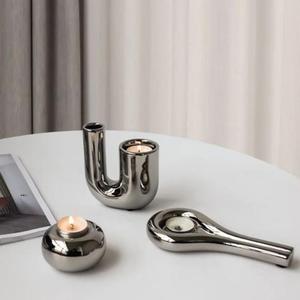 Porte-bougie en métal contemporain avec finition argentée polie, accent décoratif pour la décoration de table à la maison et les présentations festives - Product Image 1