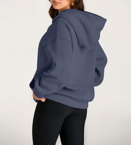 Sweat-shirt à capuche surdimensionné personnalisé pour femme avec poches et épaules tombantes – Qualité supérieure – Collection Hiver - Product Image 2