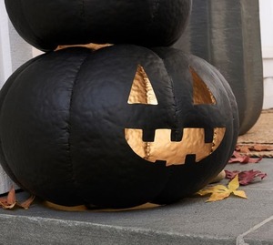 Decoración de Halloween con Calabazas Negras Apiladas – Exhibición de Calabazas Iluminadas para un Estilo Otoñal Espeluznante - Product Image 1