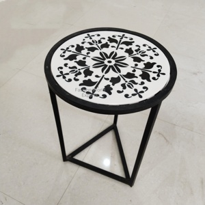 Table d'appoint élégante en résine noire et blanche avec motif floral orné Cadre en métal noir élégant Parfait pour l'intérieur minimaliste moderne - Product Image 1
