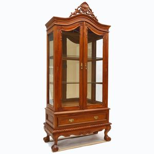 Vitrine à deux portes de style Chippendale en acajou massif, ornée de détails sculptés artistiques en haut et d'un tiroir. - Product Image 1