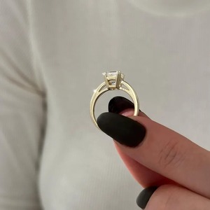 Bague de fiançailles solitaire élégante en platine avec diamant de laboratoire taille Asscher, design tendance, sertissage cathédrale à double griffe haute - Product Image 3