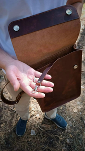 Sac à dos en cuir pour homme, style rétro vintage de luxe, sac à dos de mode de luxe avec doublure en coton et fermeture à bouton pour les voyages - Product Image 3