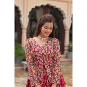 Magnífico Conjunto de Lehenga Choli Nupcial de Georgette Sintética Color Granate con Tocado Bordado Intrincado con Hilos y Lentejuelas - Product Image 5