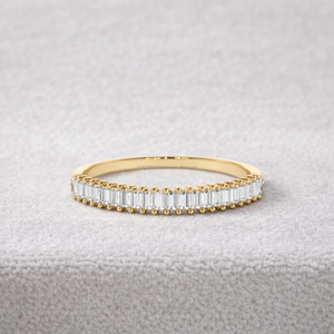 Anillo de compromiso minimalista de media eternidad con diamante natural de corte baguette de 0.22 ct para mujer, banda de oro amarillo macizo de 14K de 2 mm - Product Image 1
