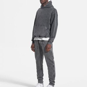 Conjunto deportivo de hombre con logotipo bordado personalizado, estilo acid wash, sudadera con efecto desgastado y pantalones. - Product Image 1