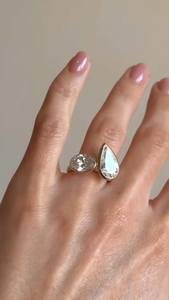 Anillo de compromiso Toi et Moi con diamantes cultivados en laboratorio de corte ovalado y pera, oro amarillo de 14K, moderno, personalizable, regalo de joyería fina para boda. - Product Image 3