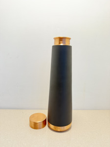 Botella de Agua de Cobre Puro Negra Mate Premium, Botella Deportiva Cónica Minimalista con Tapa Hermética - Product Image 4