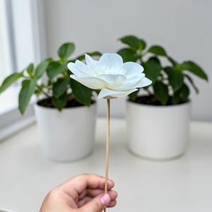VADEE Craft Fleurs artisanales durables en bois de camélia blanc, taille 8,5 cm, avec tige en fibre de plantes de Sésbanie, modèle Thaïlande - Product Image 3