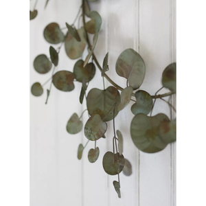 Trio de couronnes rustiques comprenant trois cadres en fil de fer ornés de feuilles d'eucalyptus texturées dans des tons vert, prune et or pour la décoration - Product Image 6