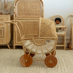 Cochecito de Juguete para Niños Hecho a Mano con Diseño Vintage de Mimbre y Asa en Forma de Corazón para Decoración de Guardería - Product Image 3