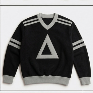 Pull en tricot rouge à col en V pour homme avec applique lettre Sigma blanche, coupe classique, style preppy d'automne, manches rayées - Product Image 6
