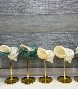 Support décoratif en verre avec inserts de coquillages naturels, fait main, ornement de style côtier pour une présentation de style plage - Product Image 5