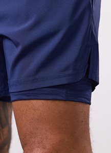 Shorts de sport athlétiques double couche pour homme, personnalisés, avec doublure intérieure de compression, cordon de serrage élastique à la taille et poche. - Product Image 6