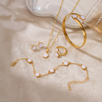 Parure de bijoux pour femme en alliage de zinc plaqué or, motif trèfle à cinq feuilles porte-bonheur, comprenant bracelet, collier, boucles d'oreilles et bague, idéal comme cadeau