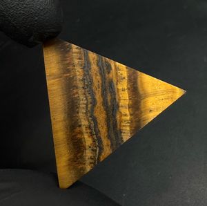 พลอยตาเสือทรงสามเหลี่ยมแบบคาโบชองสำหรับทำเครื่องประดับ ขนาด 30x30 มม. - Product Image 3