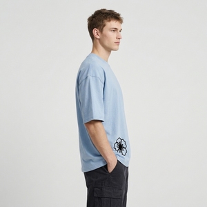 T-shirt graphique oversize bleu clair tendance pour homme avec deux illustrations de fleurs noires, coupe décontractée - Product Image 2