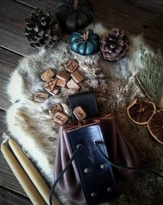 Juego de Runas Futhark Vikingas con Tapete de Cuero, Piedras de Adivinación Nórdicas Antiguas para Predecir el Futuro y Dar Guía - Product Image 6