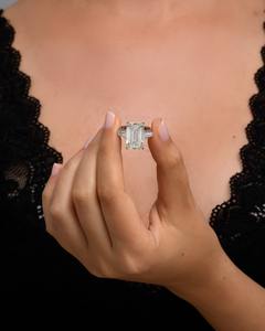 Anillo de Compromiso con Diamante Cultivado en Laboratorio, Corte Esmeralda, 11 Quilates, Anillo de Tres Piedras con Diamante Alargado, Certificado IGI - Product Image 5