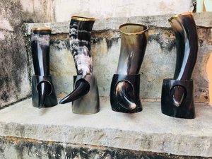 Chope à bière personnalisée en corne de buffle authentique, style cornes vikings, récipient décoratif nordique, poli, thème animalier, décoration d'intérieur, avec support - Product Image 4